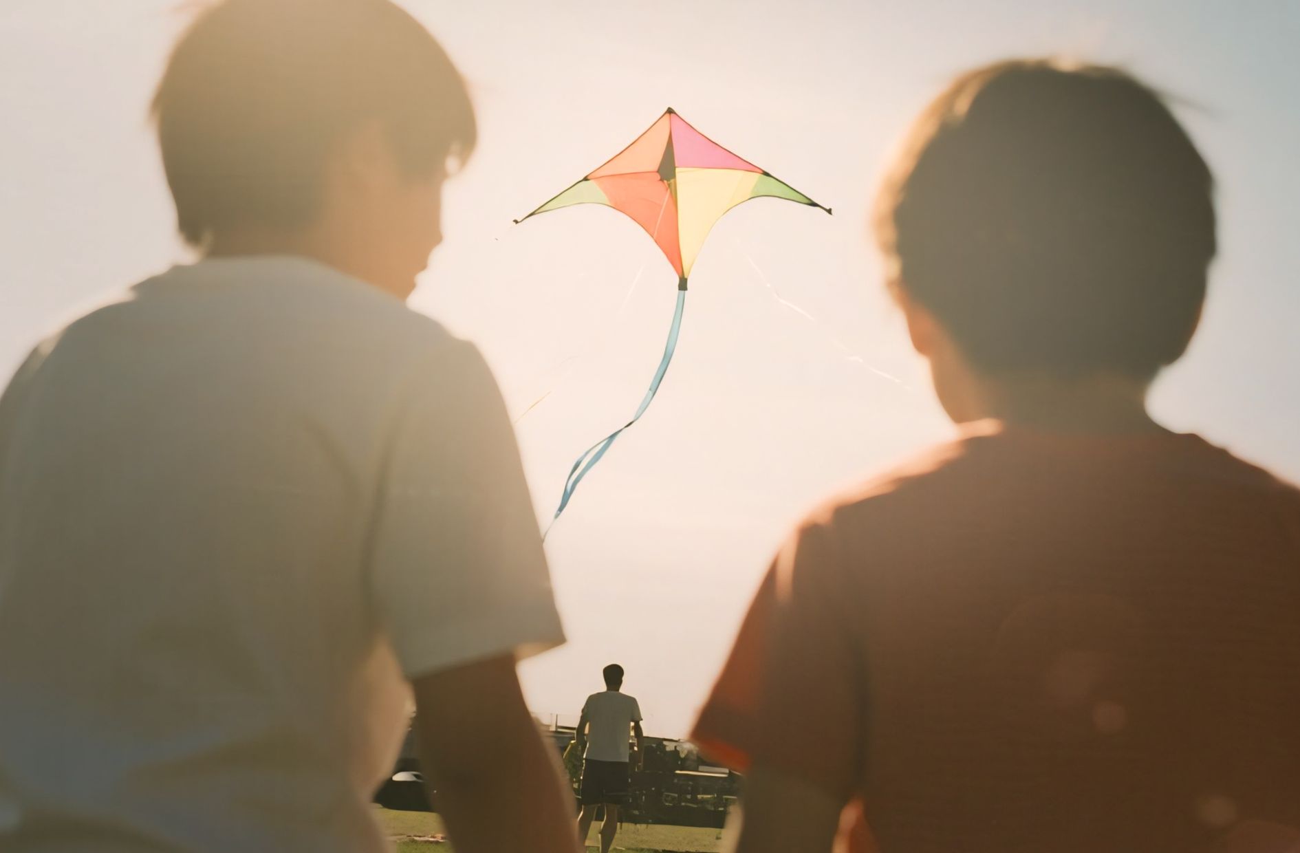 Kinder Drachensteigen